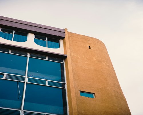 A modern Mexican office building facade with glass windows
